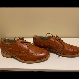 Womens wing tip shoes